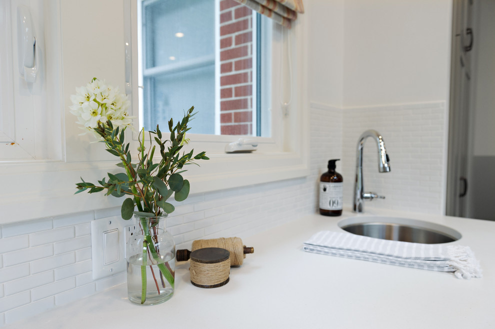 Kitchen - transitional kitchen idea in Toronto