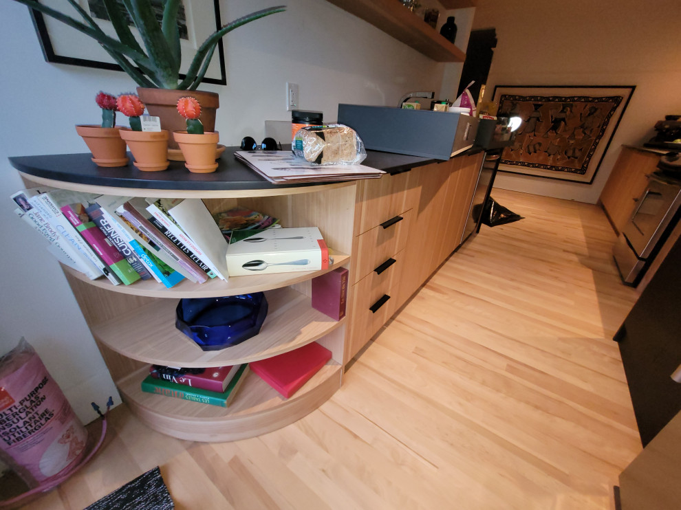TOW TONE MODERN KITCHEN