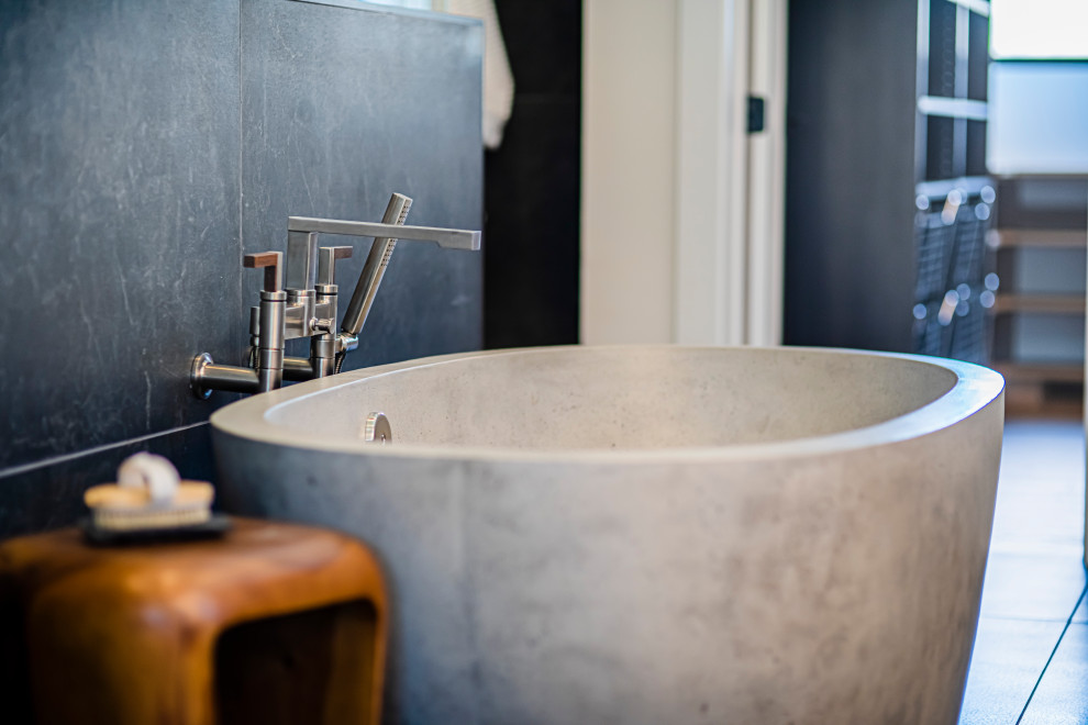 Свежая идея для дизайна: главная ванная комната среднего размера в скандинавском стиле с отдельно стоящей ванной, врезной раковиной, тумбой под одну раковину и встроенной тумбой - отличное фото интерьера