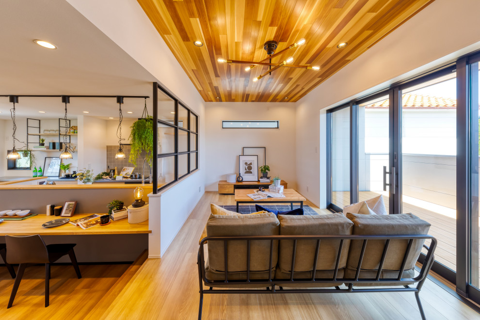 Источник вдохновения для домашнего уюта: гостиная комната в стиле лофт с деревянным потолком