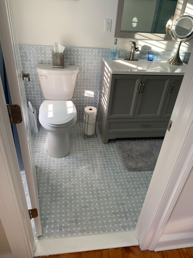 Идея дизайна: маленькая главная ванная комната в современном стиле с душем в нише, раздельным унитазом, синей плиткой, мраморной плиткой, белыми стенами, полом из керамической плитки, столешницей из гранита, душем с распашными дверями, белой столешницей и тумбой под одну раковину для на участке и в саду
