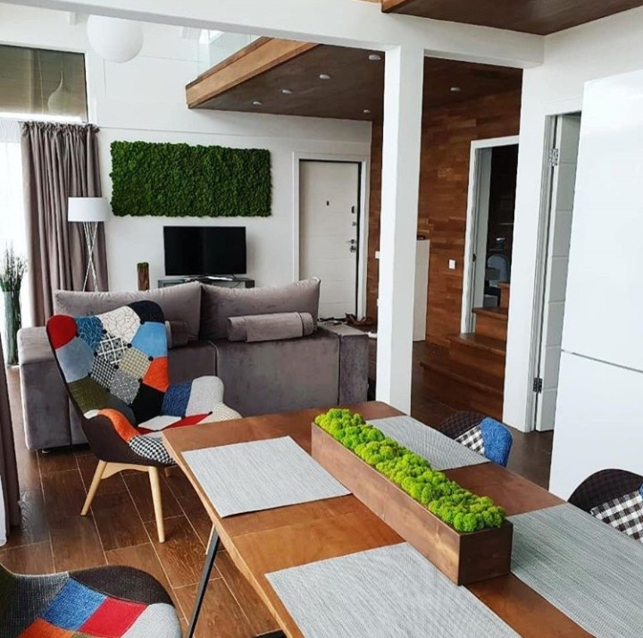 Выполнили декор стены в загородном доме в эко стиле