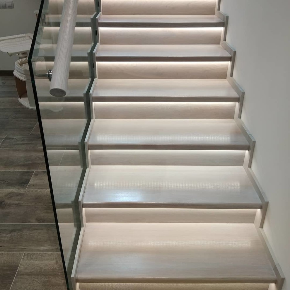 Лестница из дуба по стеклом