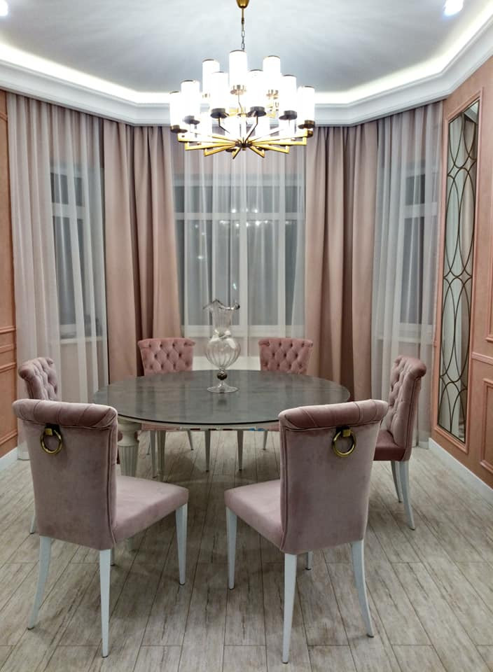 Кухня и гостиная с витринами