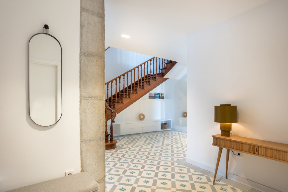 Idee per un grande ingresso o corridoio bohémian con pareti bianche, pavimento con piastrelle in ceramica e pavimento blu