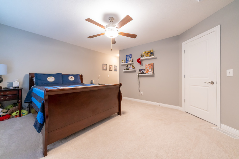 Bedroom - transitional bedroom idea in Cleveland