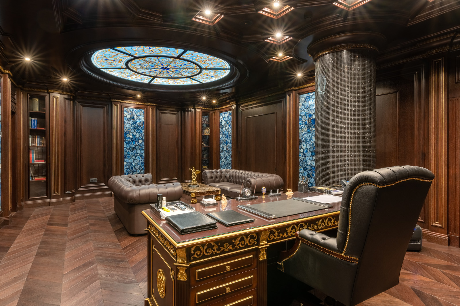 Домашний кабинет в темном дереве