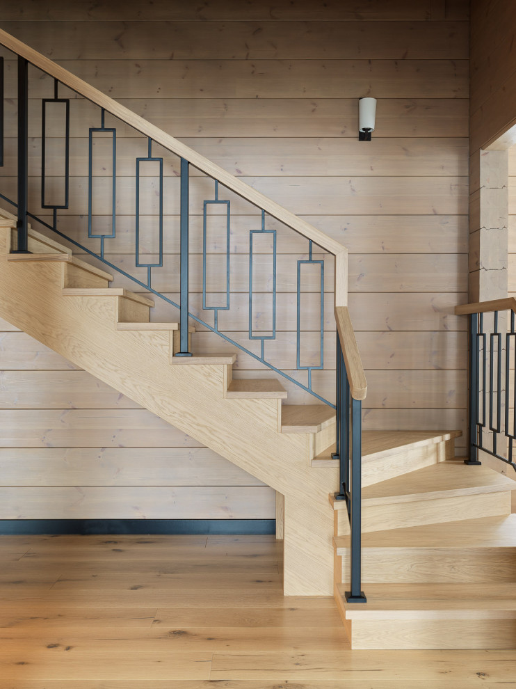 Источник вдохновения для домашнего уюта: угловая деревянная лестница в стиле рустика с ступенями из известняка, металлическими перилами и деревянными стенами
