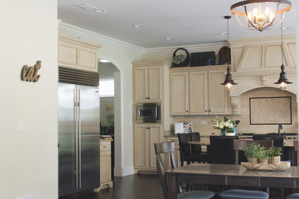 Inspiration for a transitional home design remodel in Chicago