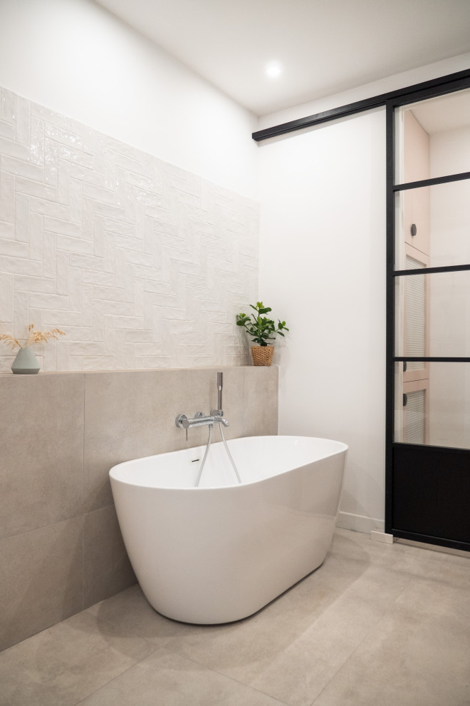 Стильный дизайн: большая главная ванная комната в скандинавском стиле с накладной ванной, белой плиткой, керамической плиткой, белыми стенами, полом из ламината и серым полом - последний тренд