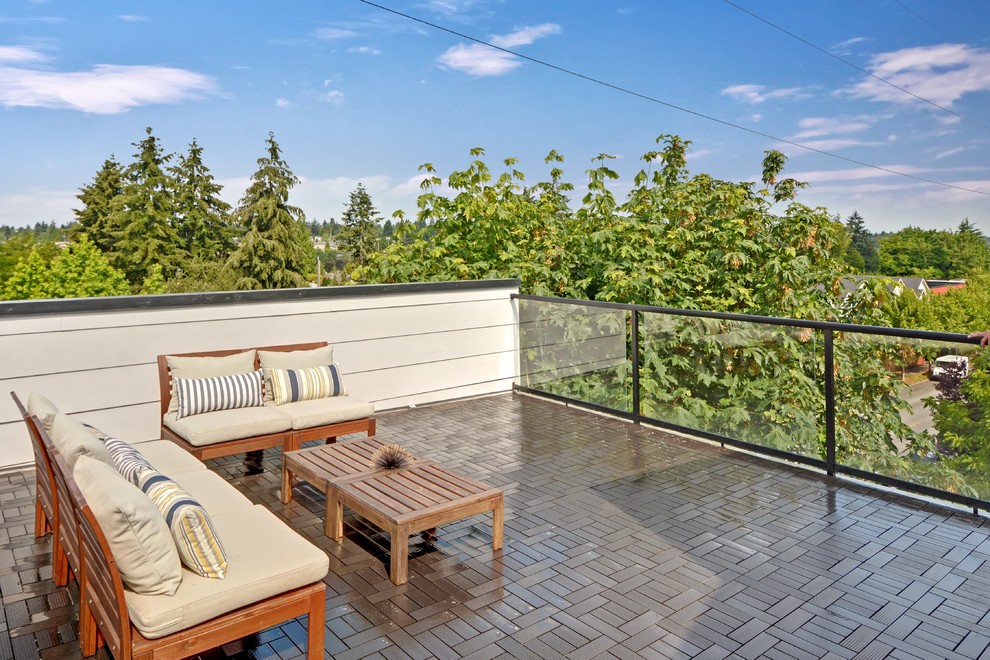 Photo of a large modern rooftop and rooftop deck in Seattle with no cover.