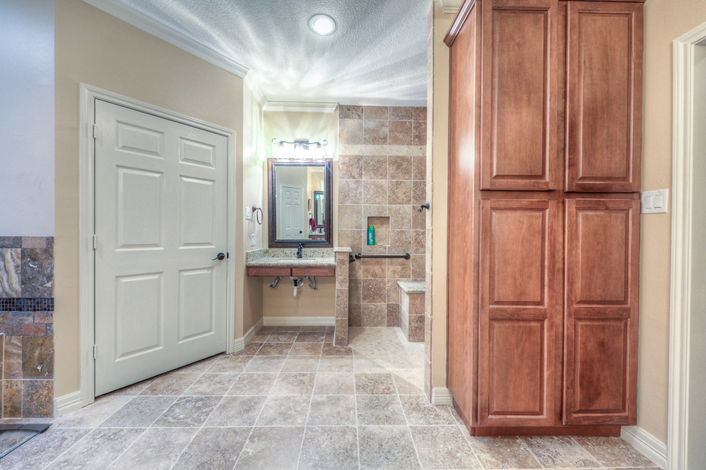 This is an example of a traditional master bathroom in Houston.