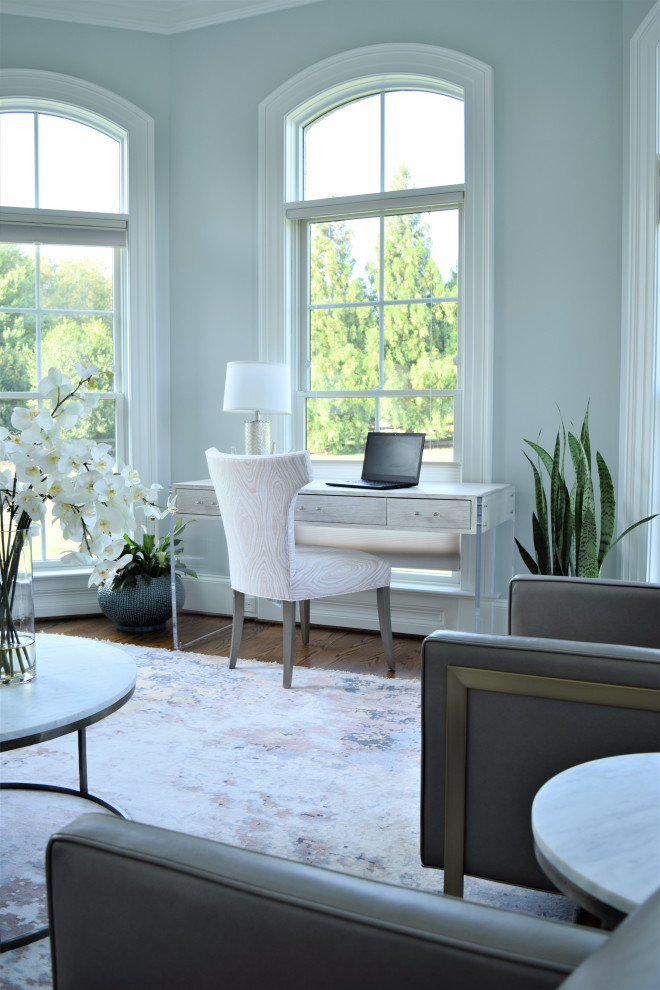 Пример оригинального дизайна: открытая гостиная комната среднего размера в стиле модернизм с серыми стенами, паркетным полом среднего тона и коричневым полом