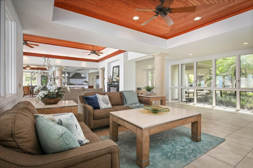 Large contemporary living room in Hawaii.