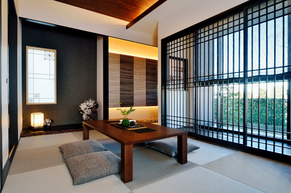 Idée de décoration pour un salon de taille moyenne et ouvert avec un mur gris, un sol de tatami, un sol marron et un plafond en bois.