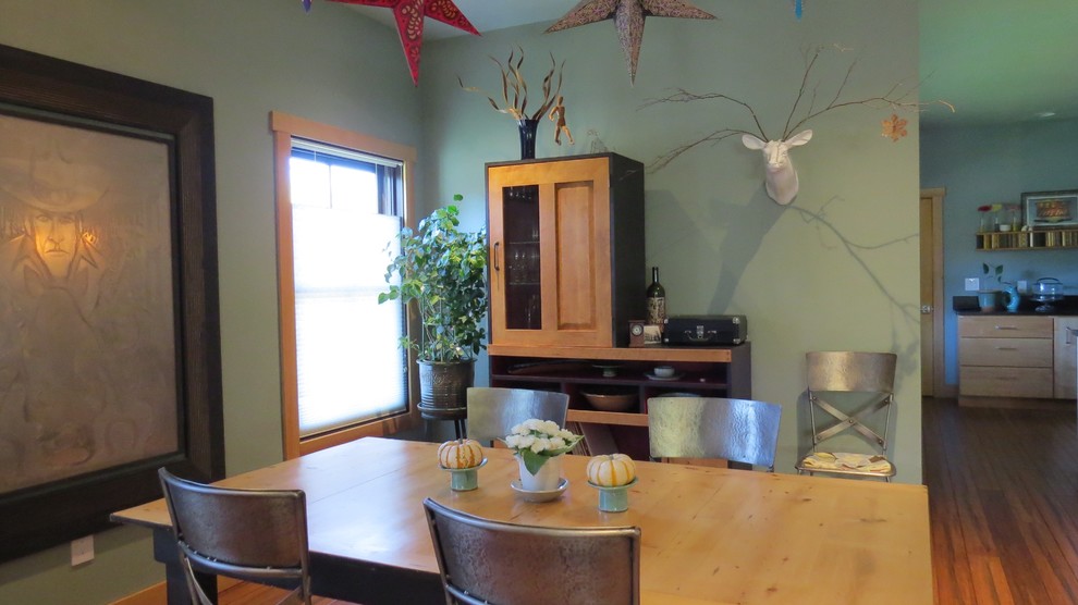 他の地域にある高級な中くらいなエクレクティックスタイルのおしゃれなダイニングキッチン (竹フローリング、緑の壁) の写真