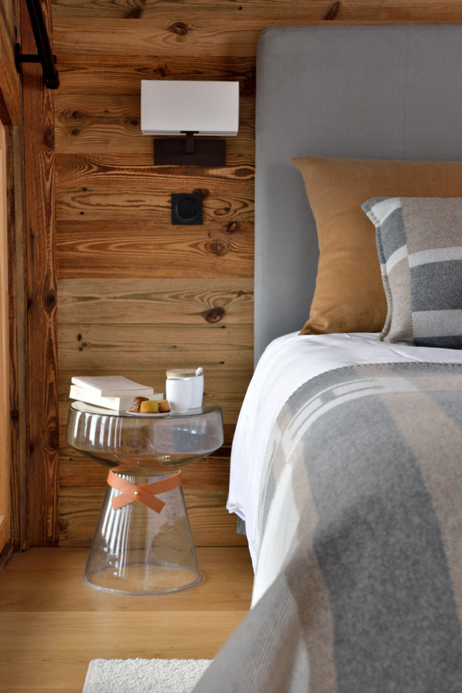 Esempio di una grande camera da letto design con parquet chiaro, soffitto in legno e pareti in legno