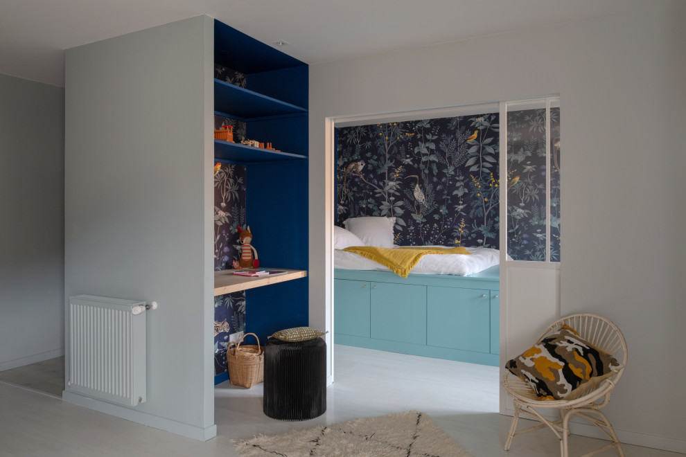 Пример оригинального дизайна: гостевая спальня среднего размера, (комната для гостей) в морском стиле с синими стенами, деревянным полом, белым полом, деревянным потолком и обоями на стенах