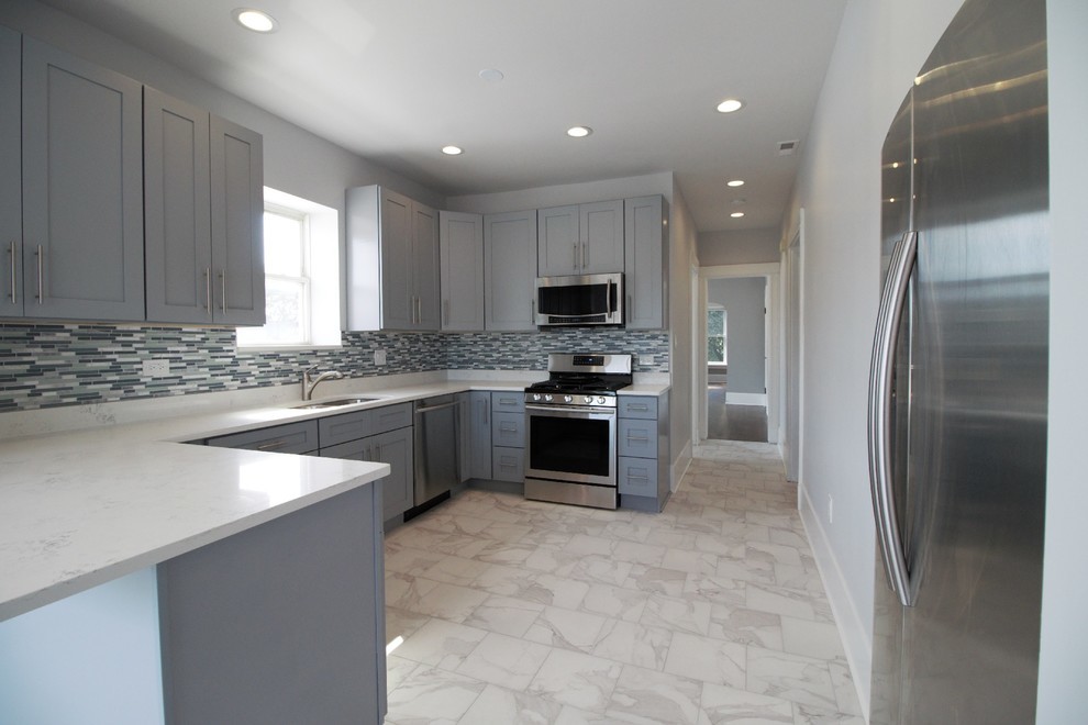 Transitional kitchen photo in Chicago