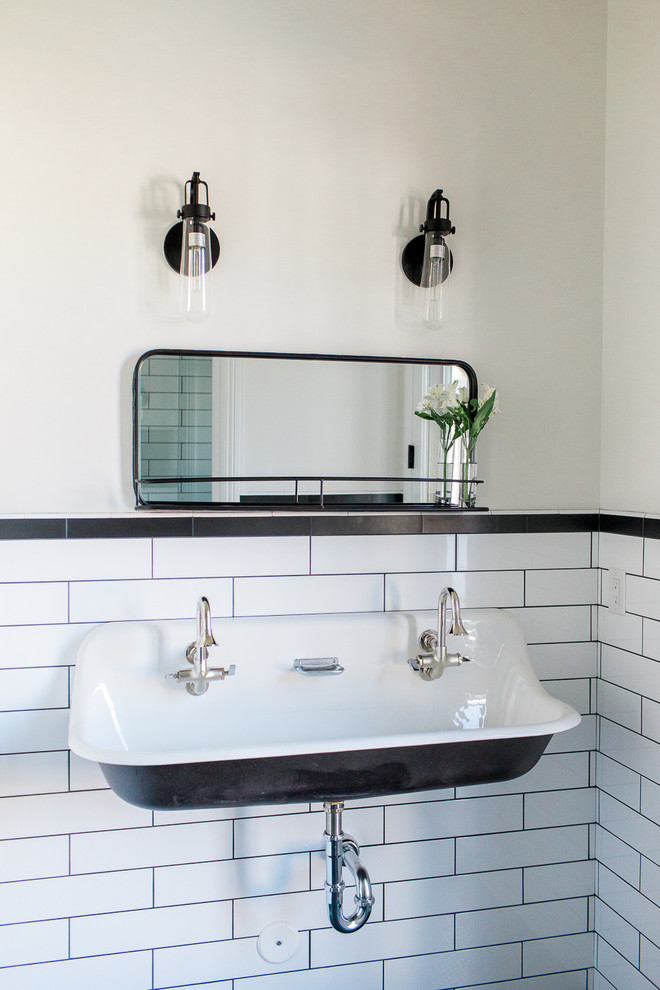 Example of a transitional home design design in Phoenix