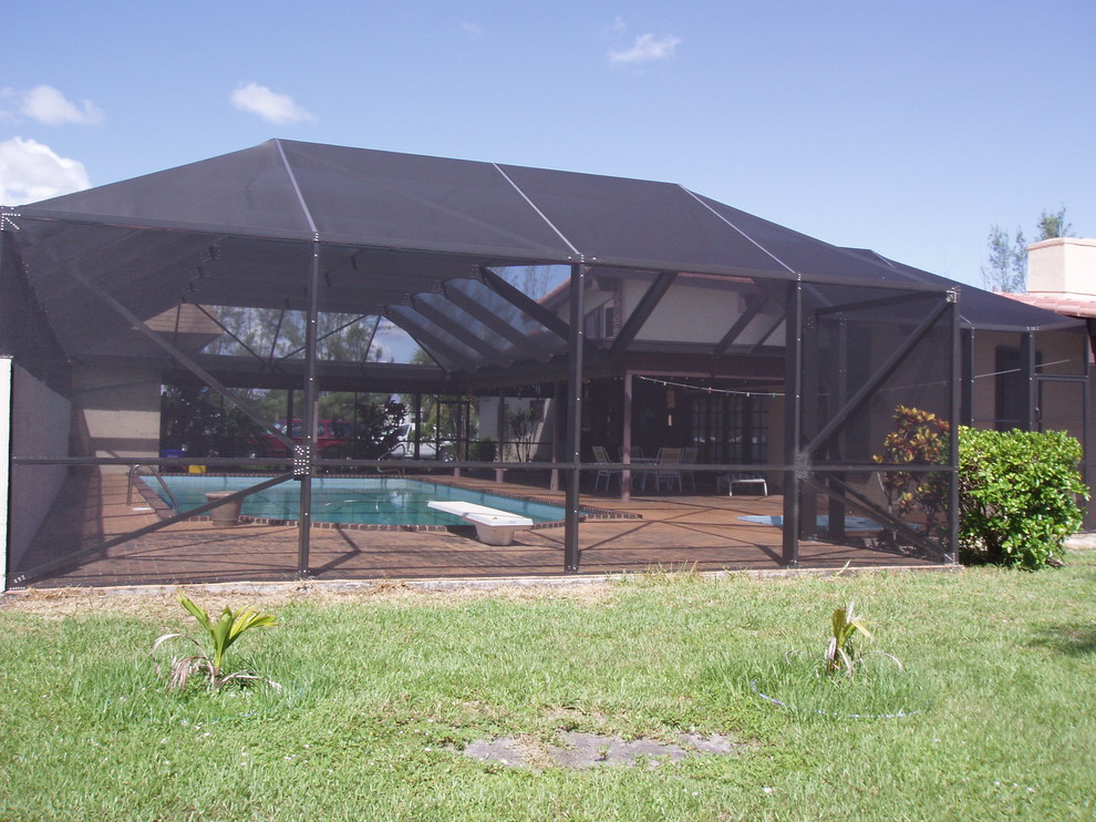 Вольер с навесом из поикарбоната для бассейна и патио