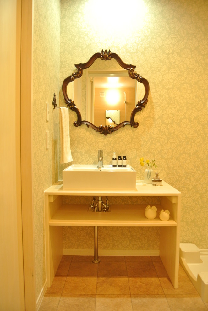 他の地域にあるトラディショナルスタイルのおしゃれなトイレ・洗面所の写真