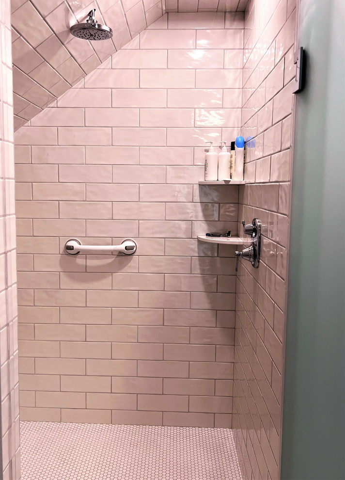 Inspiration för ett stort funkis flerfärgad flerfärgat badrum med dusch, med luckor med infälld panel, grå skåp, en dusch i en alkov, vit kakel, keramikplattor, blå väggar, ett undermonterad handfat, granitbänkskiva och dusch med gångjärnsdörr