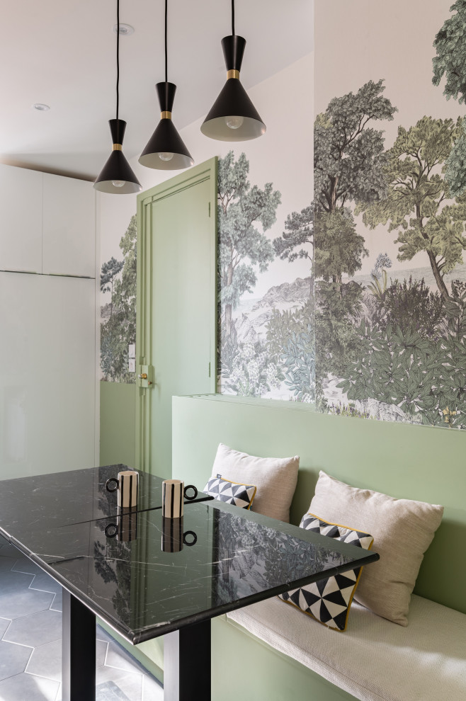 Idee per un angolo colazione contemporaneo di medie dimensioni con pareti verdi, pavimento con piastrelle in ceramica, pavimento nero, soffitto ribassato e carta da parati