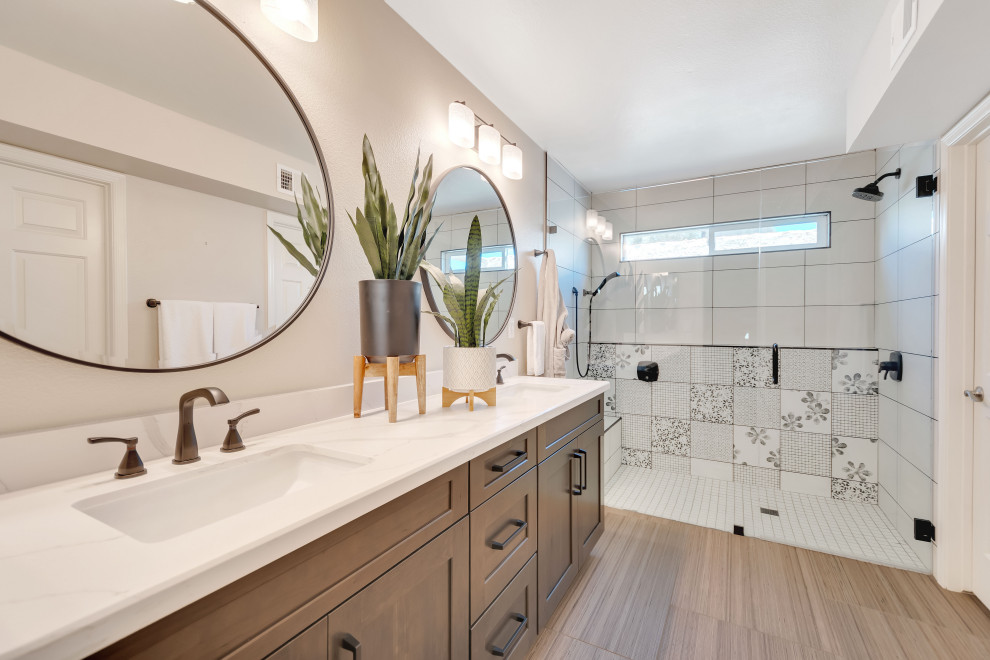 Foto di una stanza da bagno classica di medie dimensioni con ante in stile shaker, ante in legno bruno, pavimento in gres porcellanato, top in quarzite, top bianco e panca da doccia