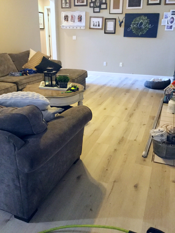 Exempel på ett litet lantligt separat vardagsrum, med beige väggar, vinylgolv, en standard öppen spis, en spiselkrans i trä, en väggmonterad TV och grått golv