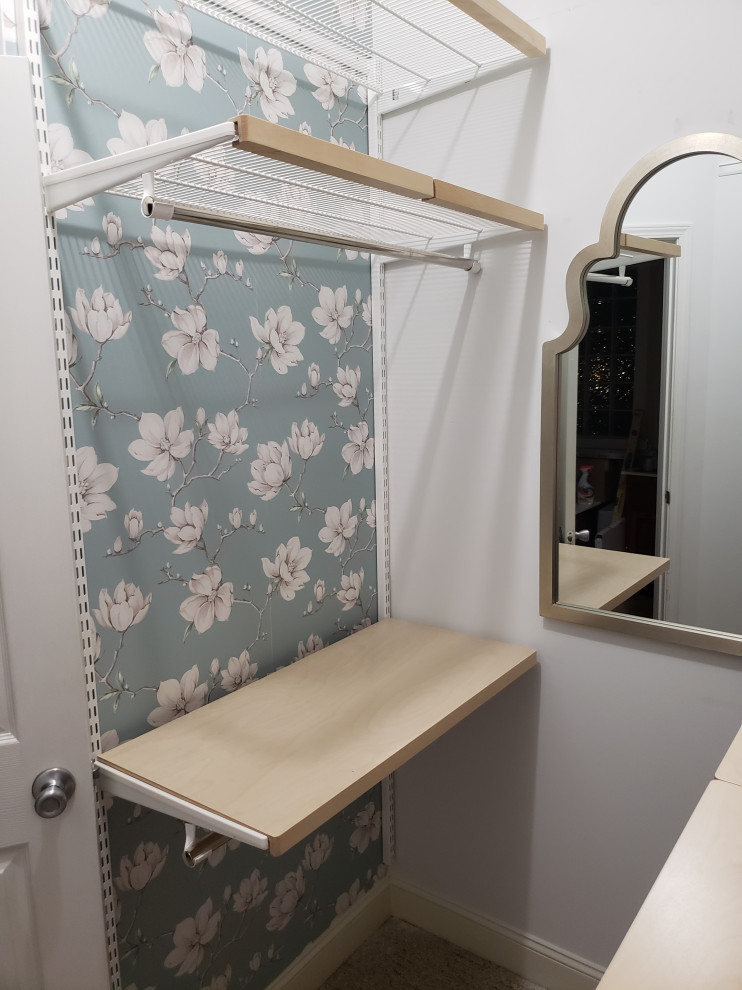Idee per una piccola cabina armadio per donna tradizionale con ante in legno chiaro, moquette e pavimento beige