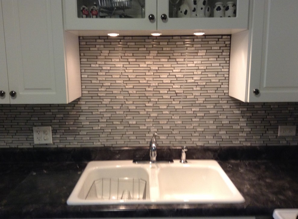 Photo of a mid-sized contemporary kitchen in Chicago with multi-coloured splashback and mosaic tile splashback.