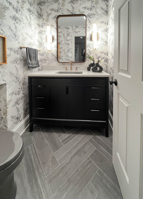 Powder Room with Black Vanity, Quartz Countertop, Champagne Bronze Accessories klassisch-modern-gaestetoilette