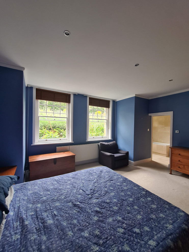 Ispirazione per un'ampia camera matrimoniale classica con pareti blu, moquette, pavimento beige e soffitto ribassato