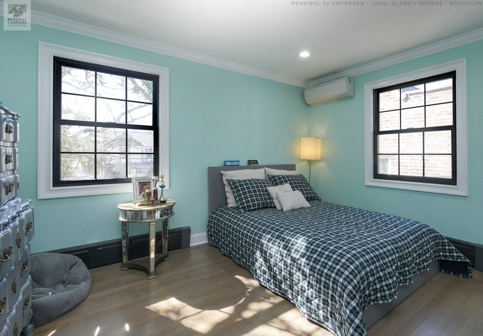 Mittelgroßes Jungszimmer mit Schlafplatz, blauer Wandfarbe, hellem Holzboden und beigem Boden in New York