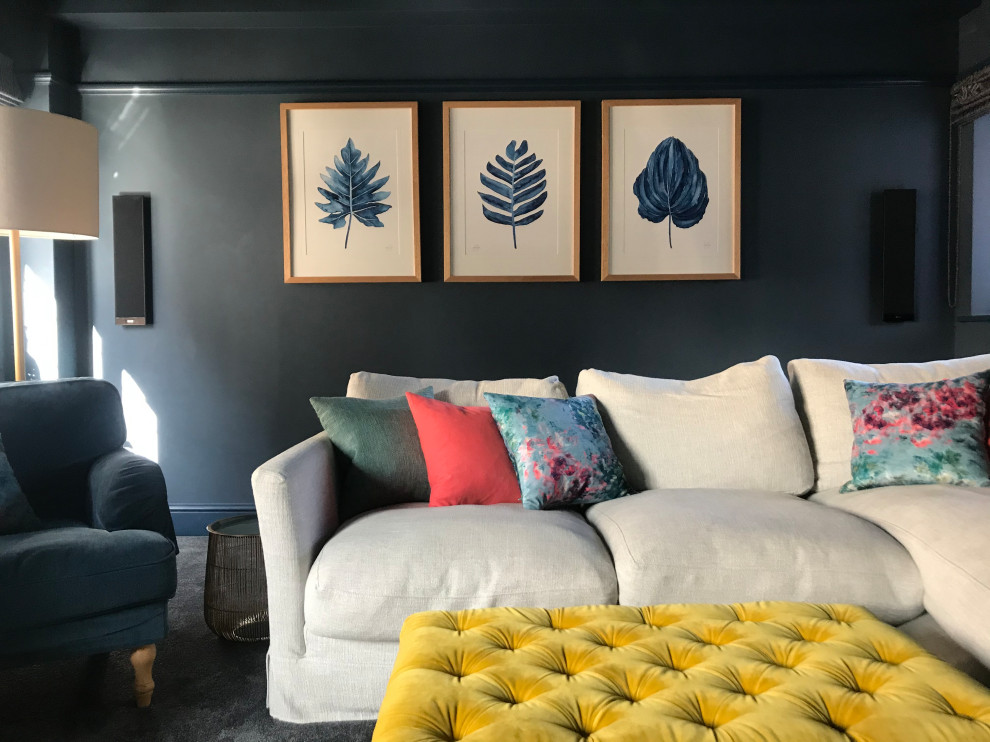 ケントにある中くらいなコンテンポラリースタイルのおしゃれな独立型リビング (青い壁、カーペット敷き、グレーの床) の写真