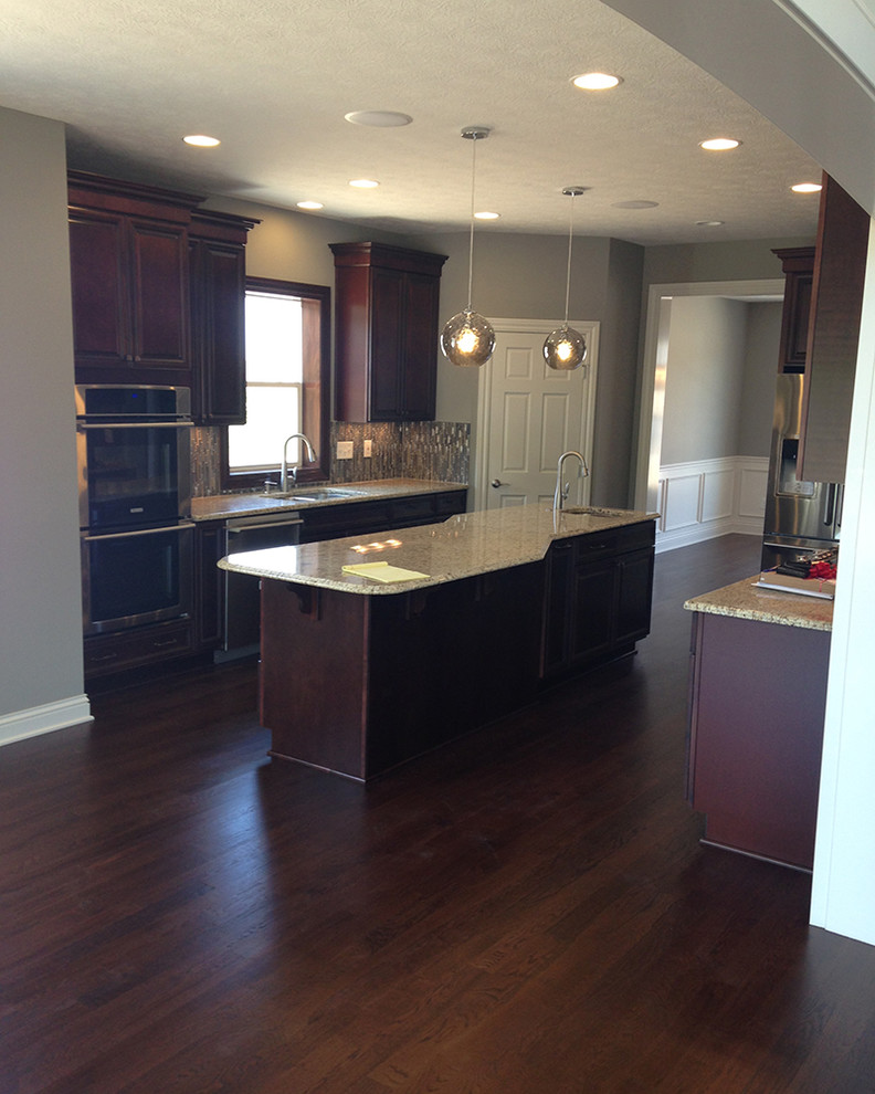 Example of a transitional kitchen design in Columbus