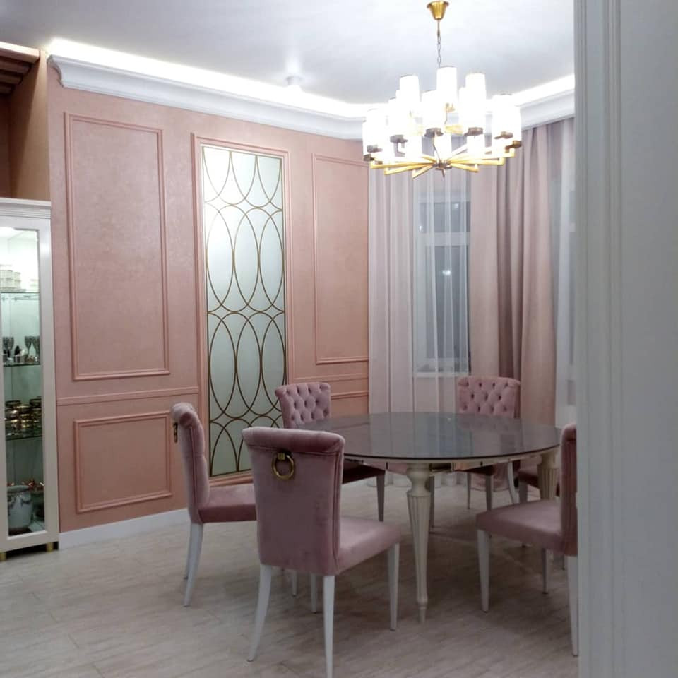 Кухня и гостиная с витринами