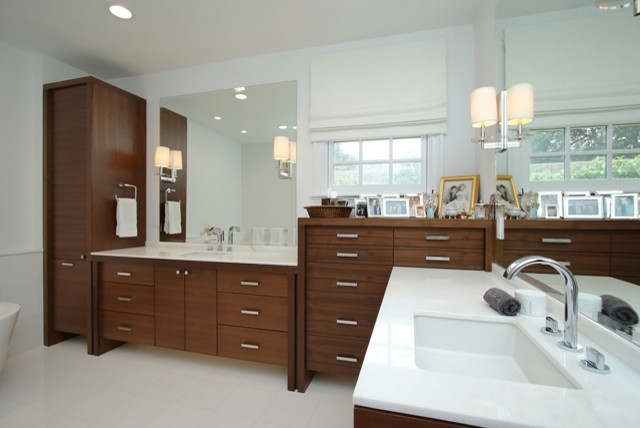 Foto di una stanza da bagno padronale minimalista con ante lisce, ante in legno bruno, vasca freestanding, pareti bianche e lavabo integrato