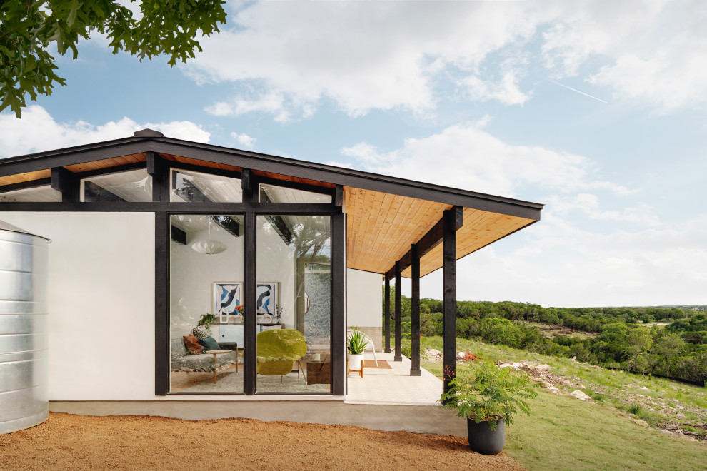 Idee per la villa piccola bianca moderna a un piano con rivestimento in stucco, copertura in metallo o lamiera e tetto nero