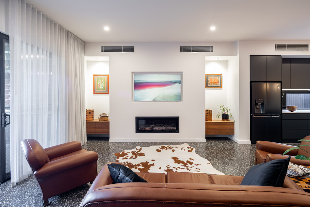 Пример оригинального дизайна: большая открытая гостиная комната в современном стиле с белыми стенами, бетонным полом, горизонтальным камином, черным полом и тюлем на окнах