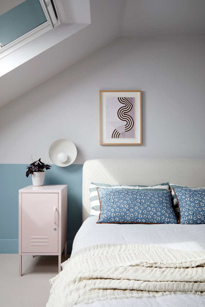 Immagine di una camera da letto contemporanea con pareti blu e moquette