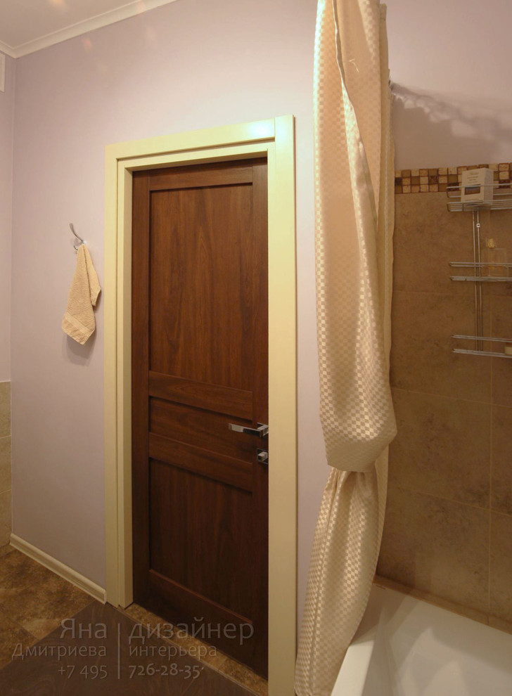 На фото: главная ванная комната среднего размера в современном стиле с плоскими фасадами, белыми фасадами, полновстраиваемой ванной, унитазом-моноблоком, коричневой плиткой, керамогранитной плиткой, фиолетовыми стенами, полом из керамогранита и подвесной раковиной с