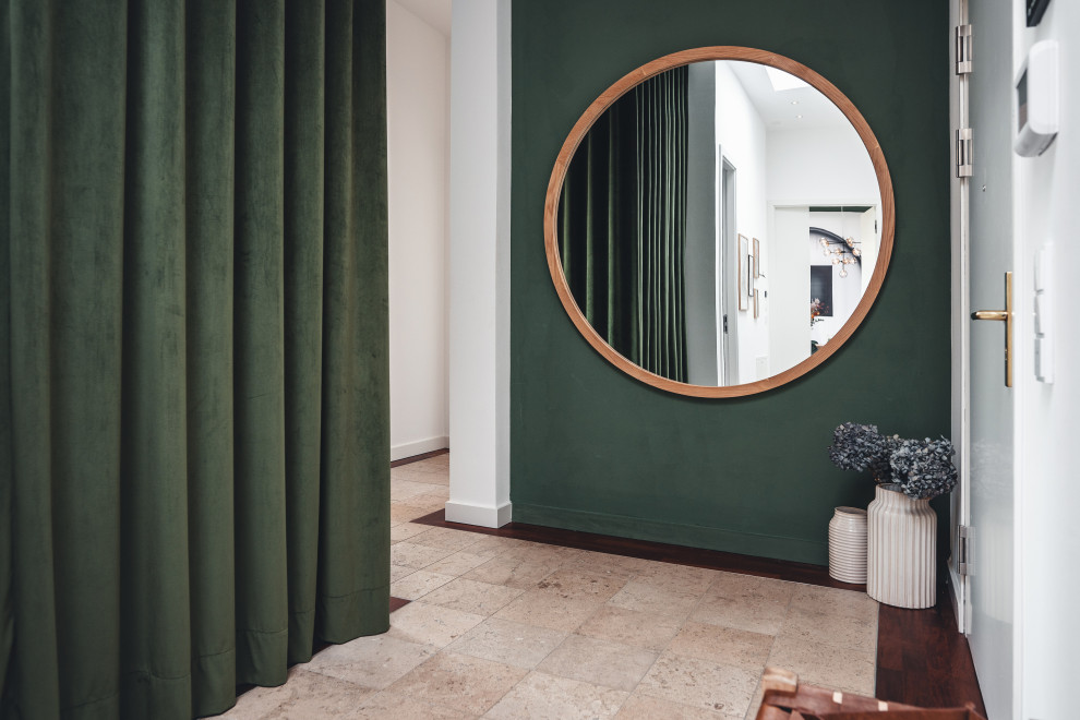 Источник вдохновения для домашнего уюта: большое фойе в стиле модернизм с зелеными стенами, мраморным полом, одностворчатой входной дверью, белой входной дверью, бежевым полом и многоуровневым потолком