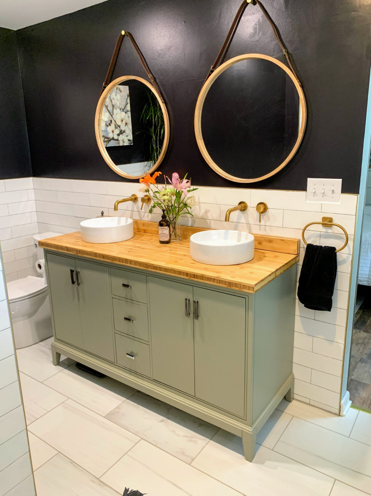 Foto de cuarto de baño doble contemporáneo con puertas de armario verdes y baldosas y/o azulejos blancos