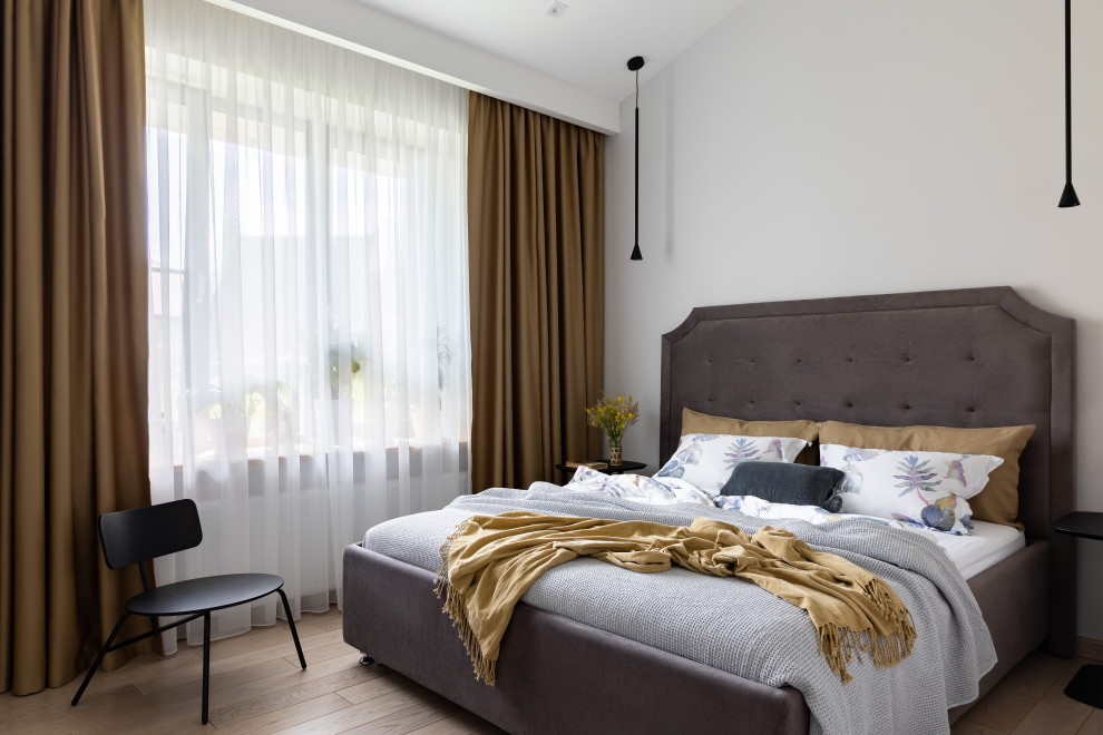 Mittelgroßes Modernes Gästezimmer mit weißer Wandfarbe, braunem Holzboden und braunem Boden in Sankt Petersburg