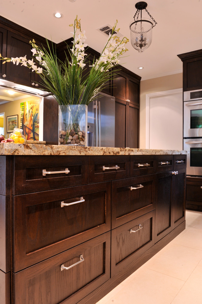 Kitchen - transitional kitchen idea in Houston