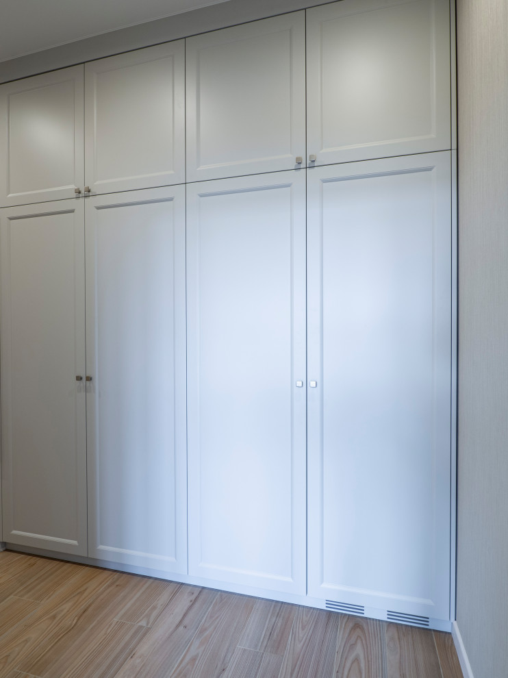 Меблировка прихожей и санузла в светло-мятном цвете