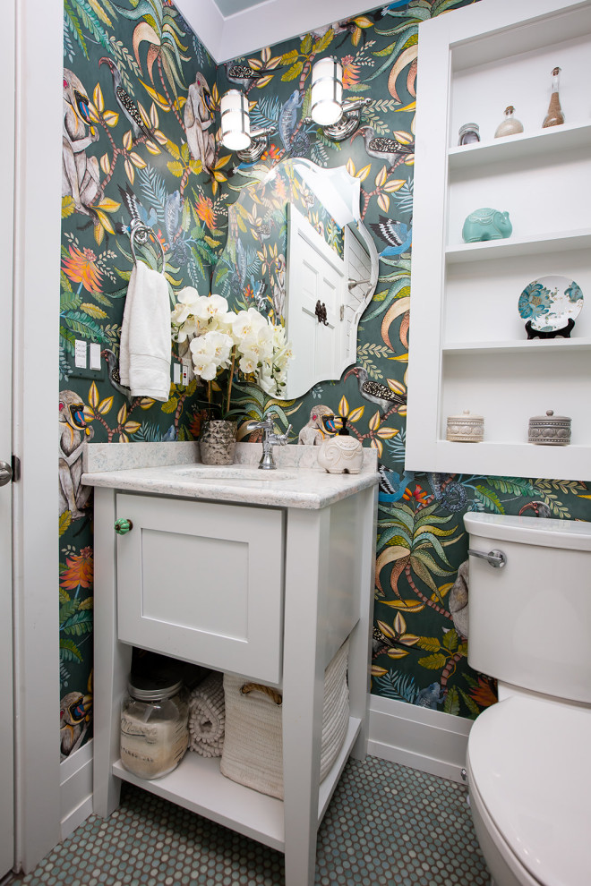 Стильный дизайн: маленькая детская ванная комната в стиле фьюжн с фасадами в стиле шейкер, белыми фасадами, ванной в нише, раздельным унитазом, синей плиткой, плиткой мозаикой, разноцветными стенами, полом из керамической плитки, врезной раковиной, столешницей из искусственного кварца, зеленым полом, шторкой для ванной, белой столешницей, тумбой под одну раковину, напольной тумбой и обоями на стенах для на участке и в саду - последний тренд