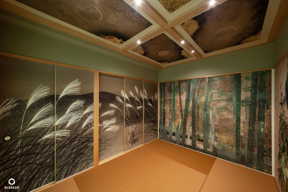 Asiatisches Wohnzimmer mit Tatami-Boden, beigem Boden, Tapetendecke und Tapetenwänden in Fukuoka